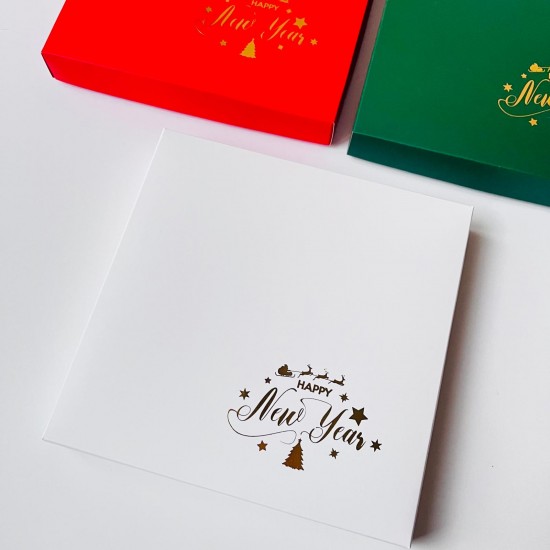 16 Bölmeli Yılbaşı Temalı Yaldız Baskılı Bonbon Çikolata Kutusu 16 Bölmeli Yılbaşı Temalı Yaldız Baskılı Bonbon Çikolata Kutusu