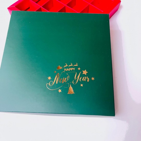 16 Bölmeli Yılbaşı Temalı Yaldız Baskılı Bonbon Çikolata Kutusu 16 Bölmeli Yılbaşı Temalı Yaldız Baskılı Bonbon Çikolata Kutusu