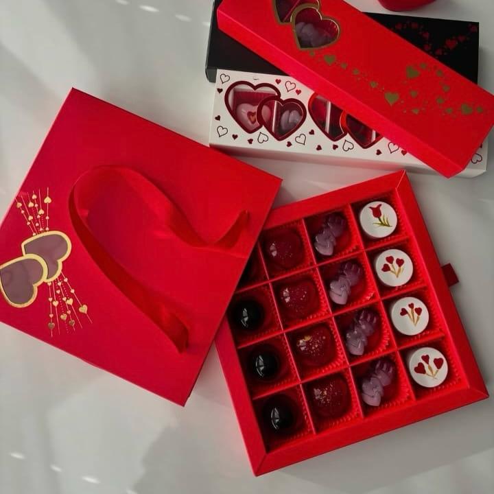 16 Bölmeli Çanta Model Bonbon Çikolata Kutusu-Kalp Gold Yaldız Baskı — galeri görseli