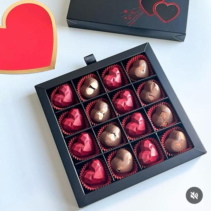 16 Bölmeli Çanta Model Bonbon Çikolata Kutusu-Kalp Kırmızı Yaldız Baskı — galeri görseli