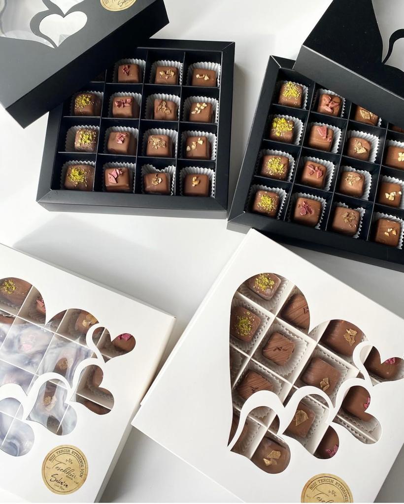 16 Bölmeli Kalp Tasarım Bonbon Çikolata Kutusu — galeri görseli