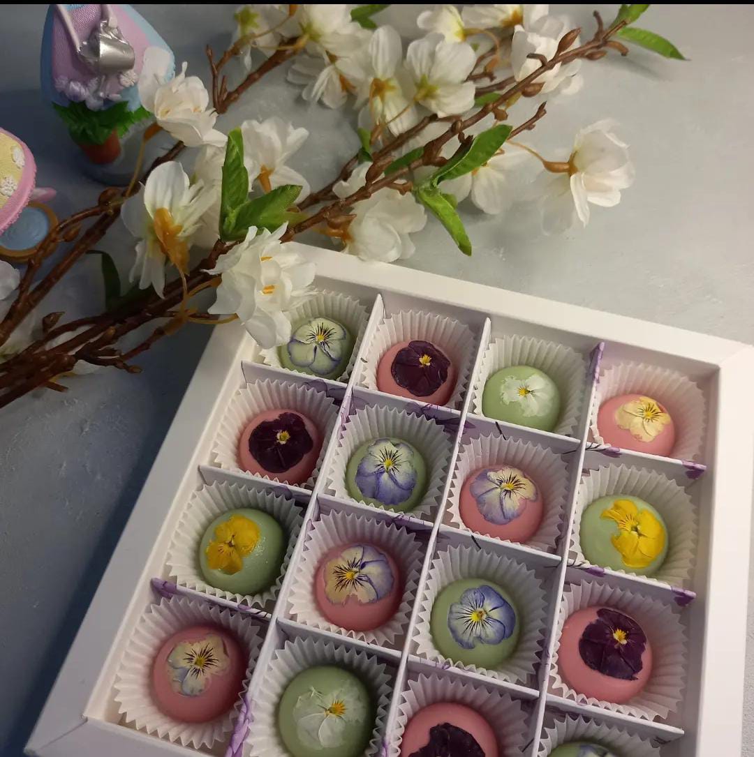16 Bölmeli Karton Bonbon Çikolata Kutusu — galeri görseli