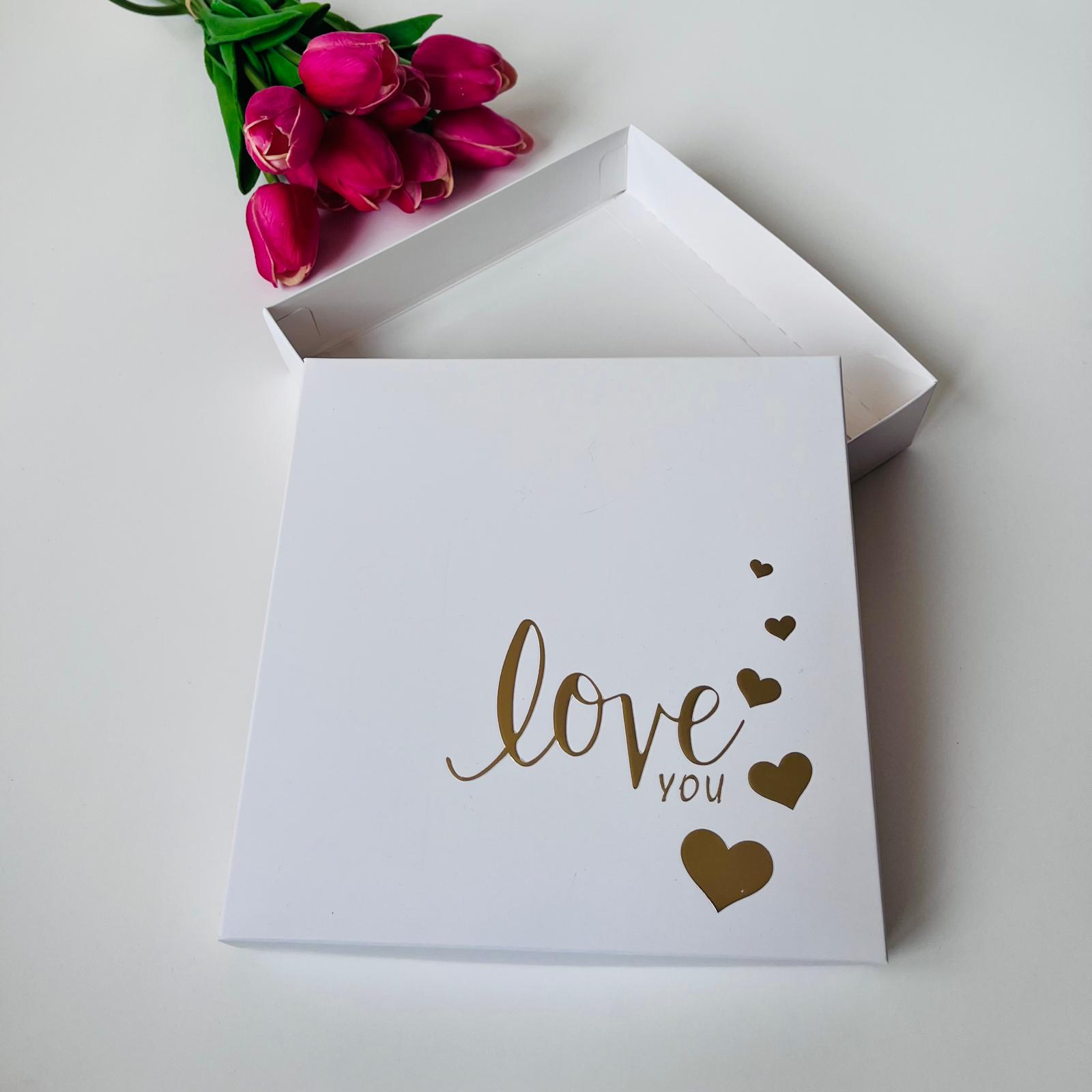 18x18x4 Gold Yaldız Love Baskılı Karton Kutu — galeri görseli