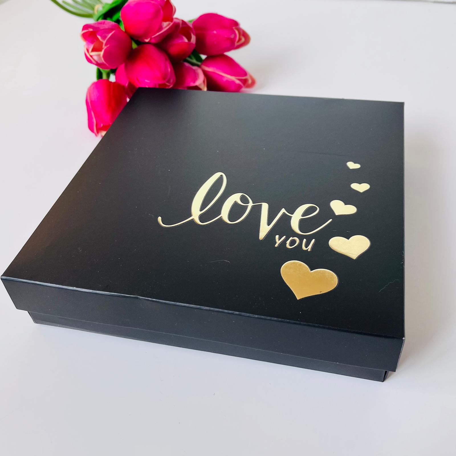 18x18x4 Gold Yaldız Love Baskılı Karton Kutu — galeri görseli