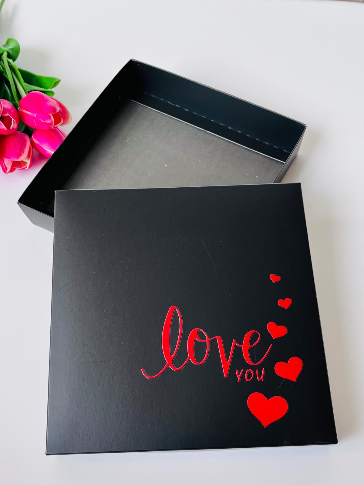 18x18x4 Kırmızı Yaldız Love Baskılı Karton Kutu — ürün görseli
