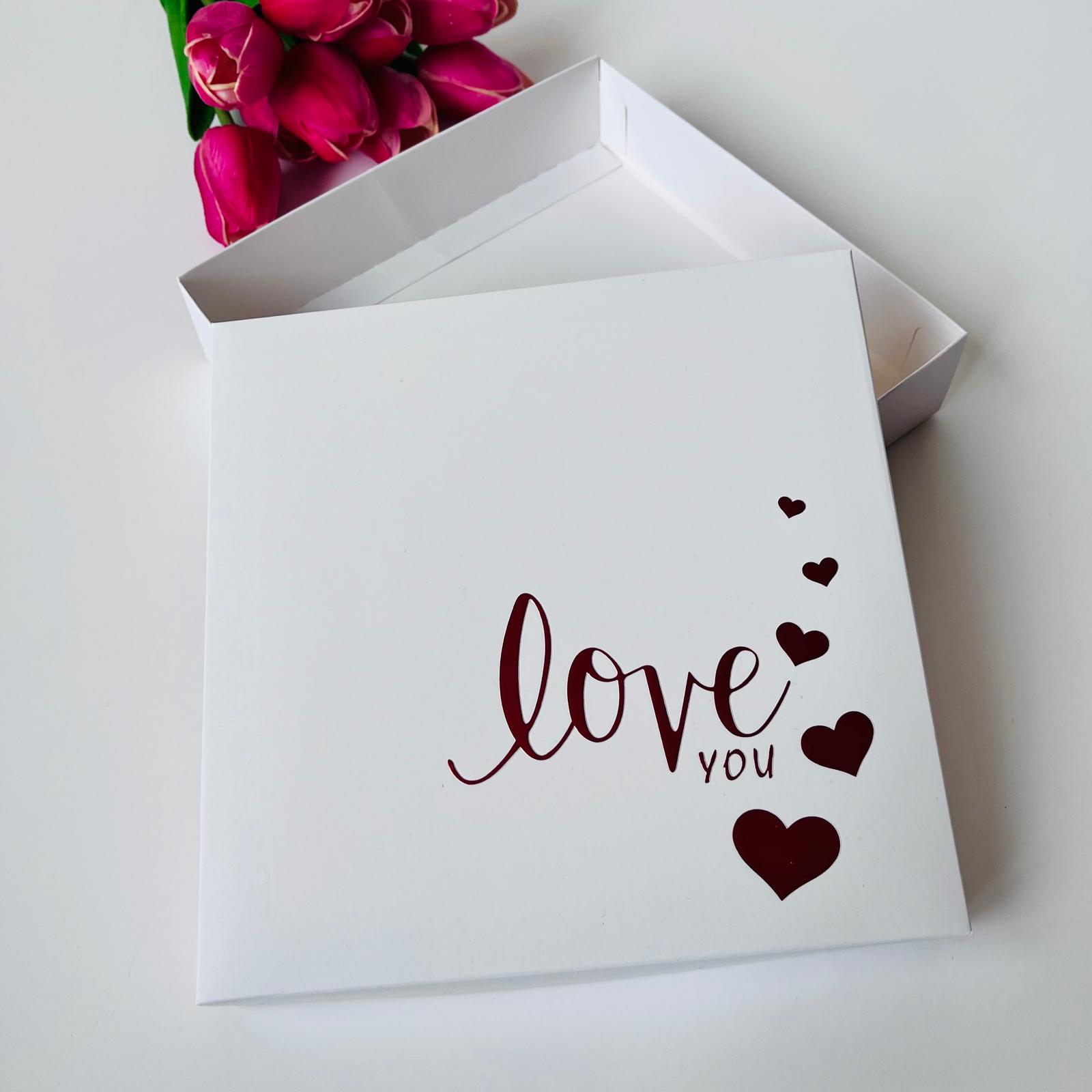 18x18x4 Kırmızı Yaldız Love Baskılı Karton Kutu — galeri görseli