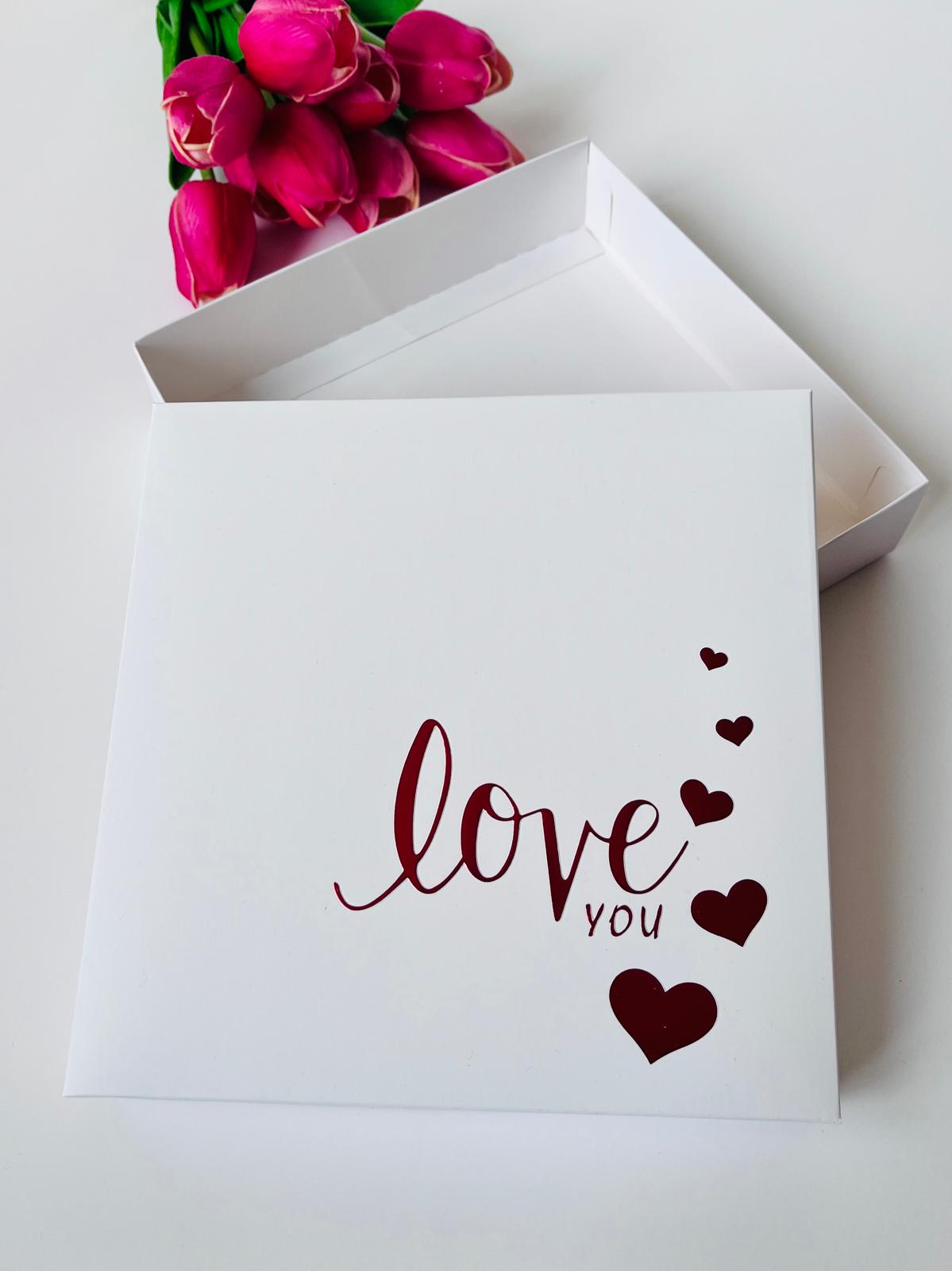 18x18x4 Kırmızı Yaldız Love Baskılı Karton Kutu — galeri görseli