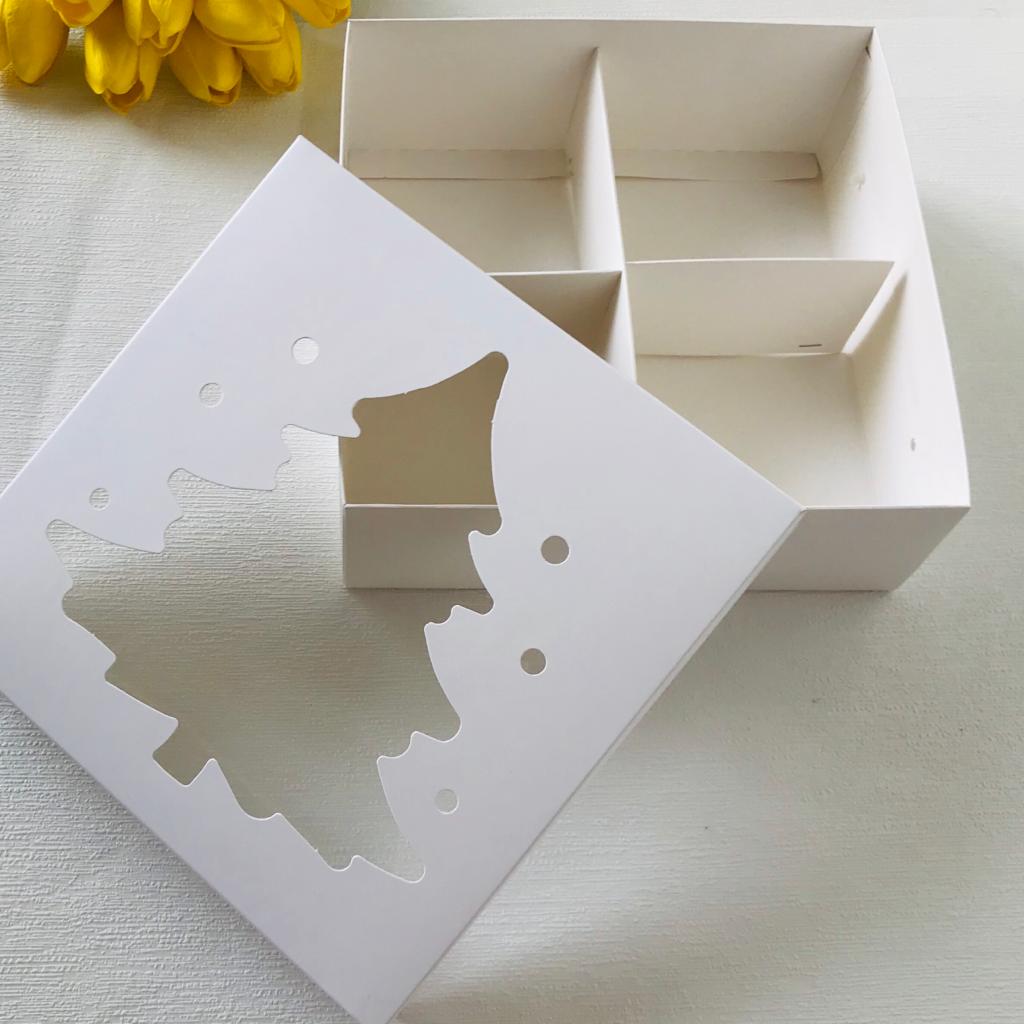 21x21x8 Çam Ağacı Tasarım Karton Kutu-4 Bölmeli — galeri görseli