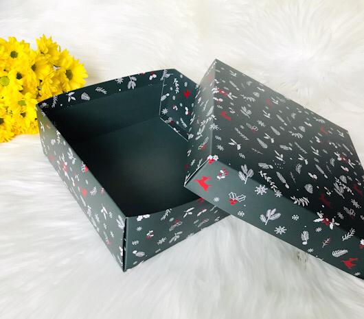 25x30x9 Karton Kutu Yılbaşı Desen — galeri görseli