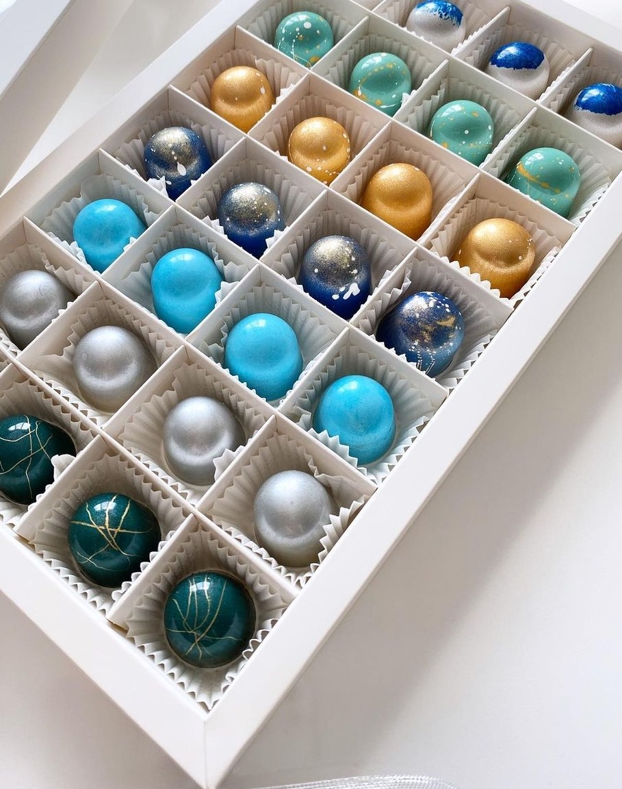 28 Bölmeli Karton Bonbon Çikolata Kutusu — galeri görseli