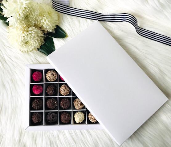28 Bölmeli Karton Bonbon Çikolata Kutusu — galeri görseli