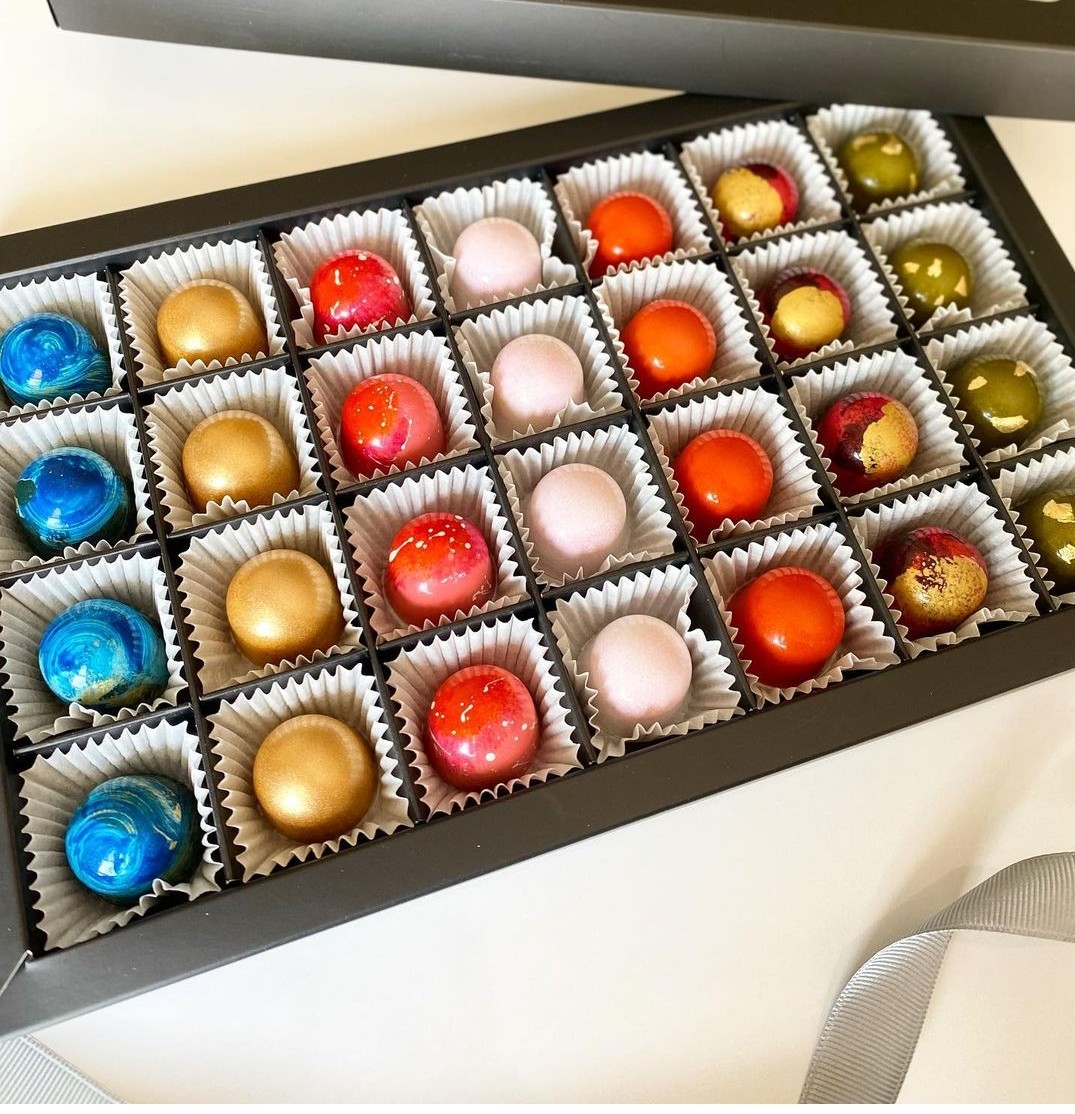 28 Bölmeli Karton Bonbon Çikolata Kutusu — galeri görseli