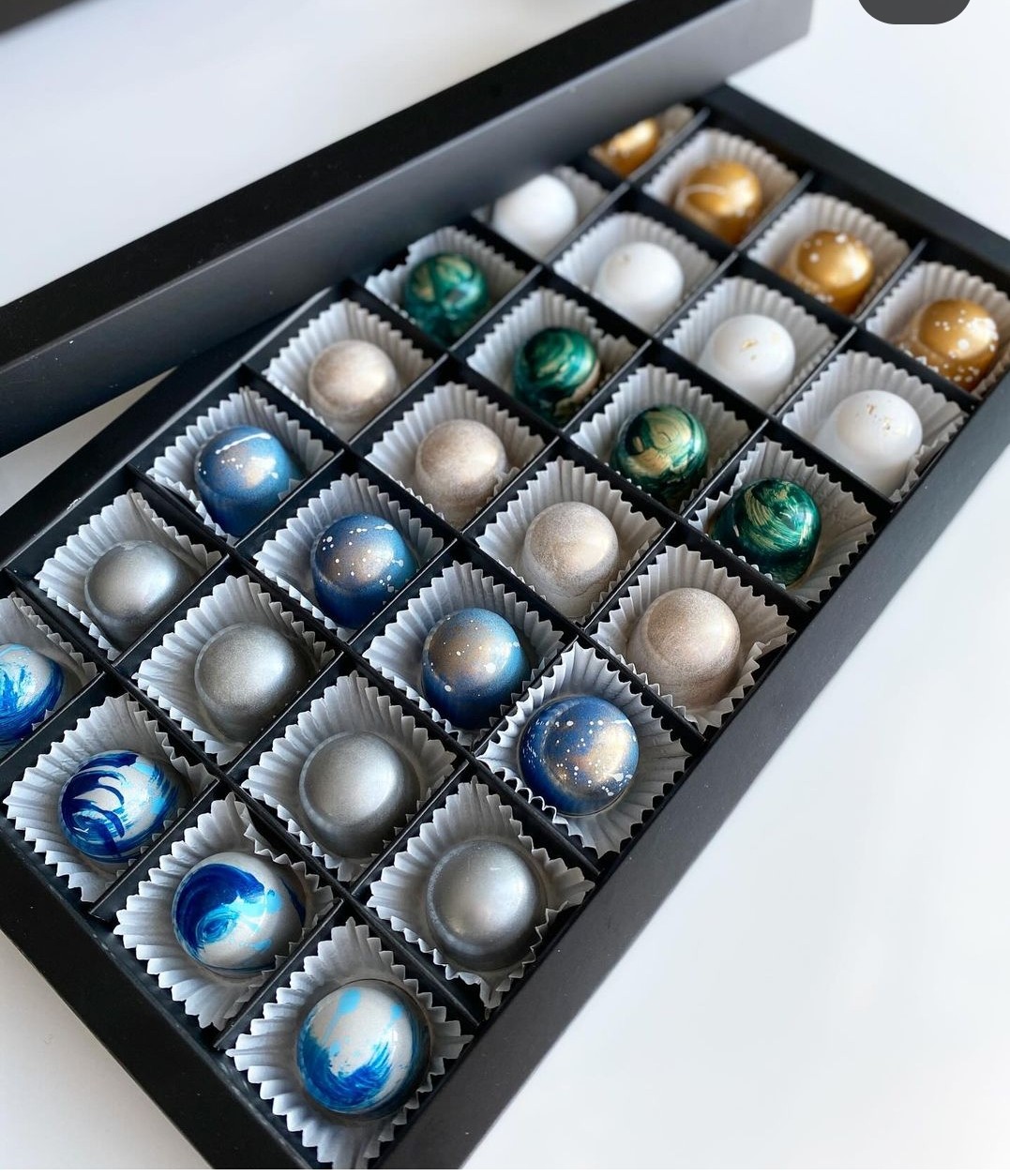 28 Bölmeli Pencereli Bonbon Çikolata Kutusu — galeri görseli