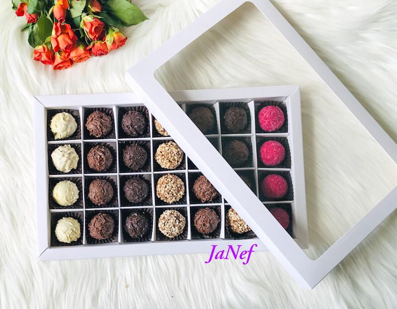 28 Bölmeli Pencereli Bonbon Çikolata Kutusu — galeri görseli