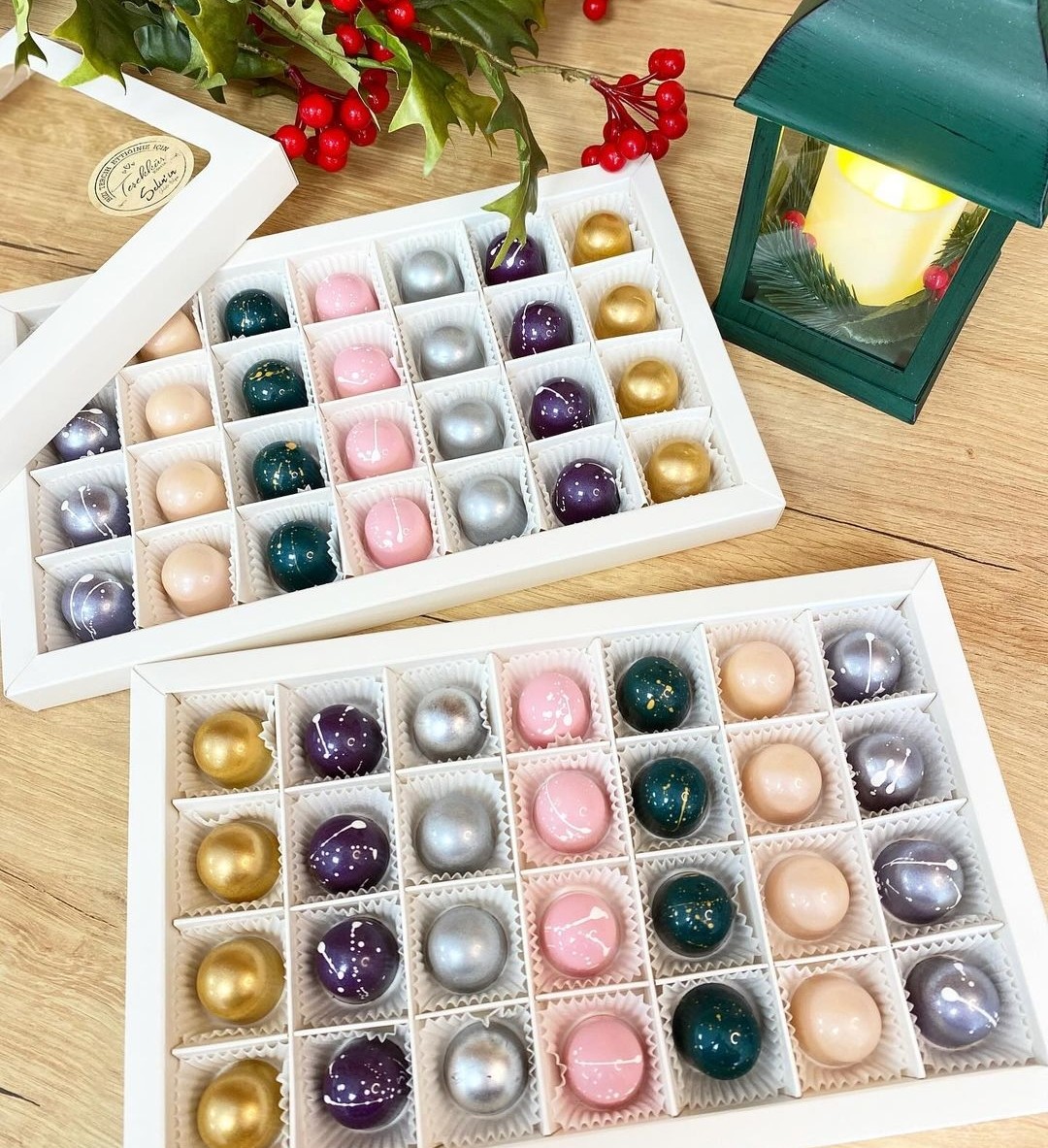 28 Bölmeli Pencereli Bonbon Çikolata Kutusu — galeri görseli