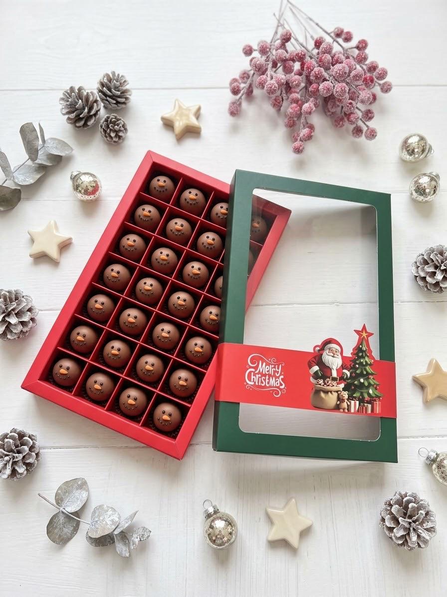 28 Bölmeli Pencereli Bonbon Çikolata Kutusu-Yılbaşı Şeritli Noel Baba — galeri görseli