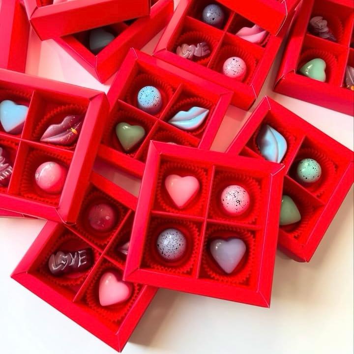 4 Bölmeli Pencereli Çikolata Kutusu — galeri görseli