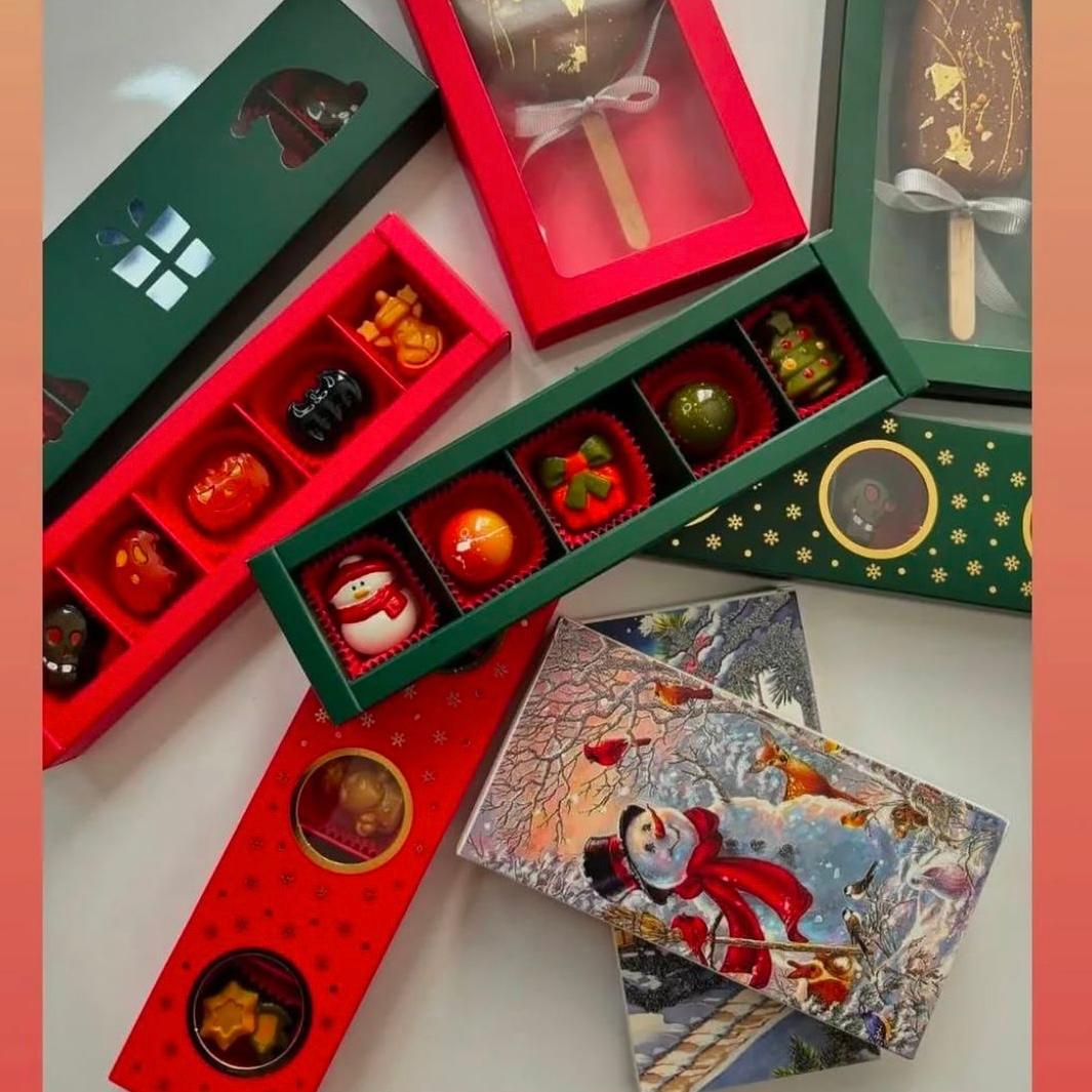 5 Bölmeli Yuvarlak Tema-Gold Yaldız Bonbon Çikolata Kutusu — galeri görseli