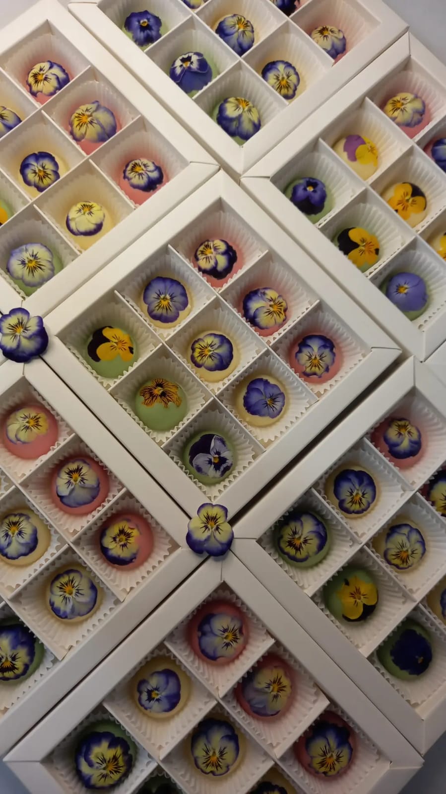 9 Bölmeli Pencereli Bonbon Çikolata Kutusu — galeri görseli