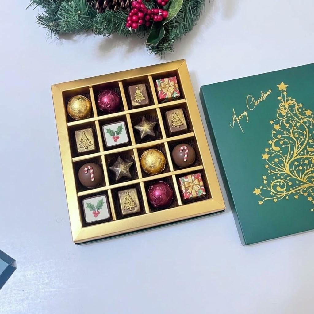 16 Bölmeli Premium Yaldız Yılbaşı Temalı Çikolata Kutusu — galeri görseli